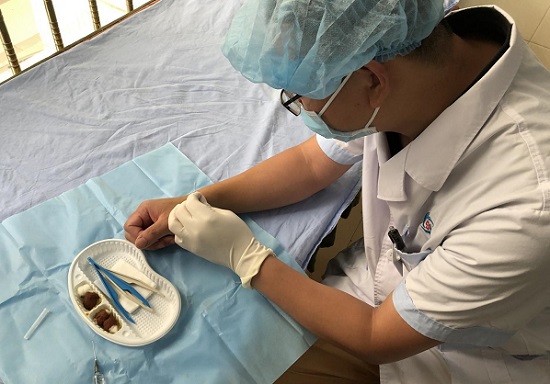 骨科大夫秀操作 自己左手給右手做手術